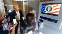 Donald Trump berbicara kepada wartawan di Air Force One terkait Venezuela dan ancaman operasi militer AS.