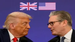 Presiden AS Donald Trump berjabat tangan dengan Perdana Menteri Inggris Keir Starmer saat kunjungan kenegaraan di Inggris.