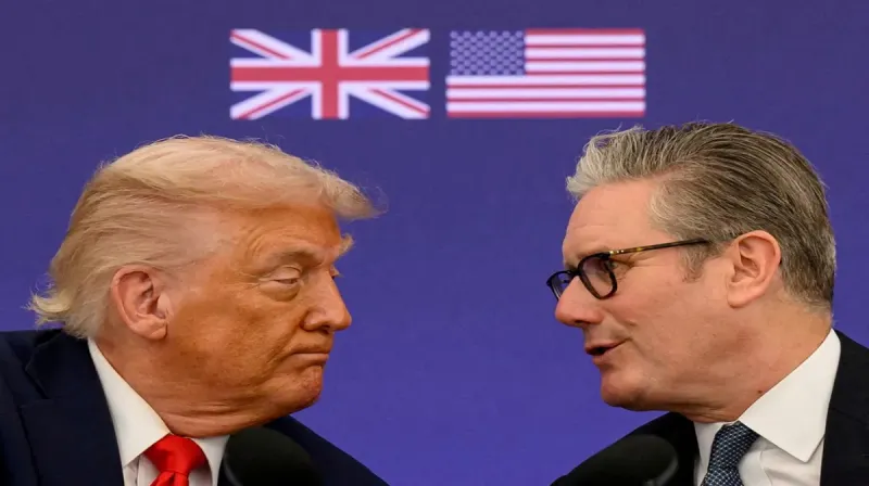 Presiden AS Donald Trump berjabat tangan dengan Perdana Menteri Inggris Keir Starmer saat kunjungan kenegaraan di Inggris.
