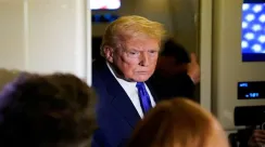 Donald Trump berbicara kepada wartawan di dalam pesawat Air Force One saat perjalanan resmi presiden Amerika Serikat.