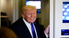 Donald Trump berbicara di dalam Air Force One dalam perjalanan menuju Maryland, sehari sebelum pembicaraan nuklir AS–Iran di Jenewa.