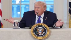 Donald Trump berbicara di Washington DC menanggapi penolakan publik terhadap rencananya membeli Greenland dari Denmark yang memicu perpecahan politik di AS.