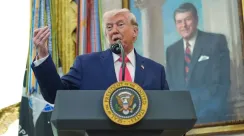 Presiden Amerika Serikat Donald Trump berbicara kepada wartawan di Gedung Putih terkait konflik Iran dan rencana perundingan damai.