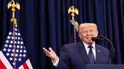 Donald Trump menyampaikan pernyataan tentang operasi militer AS di Iran dan ancaman terhadap gangguan pasokan minyak global.