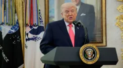 Donald Trump berbicara kepada wartawan di Ruang Oval Gedung Putih mengenai Iran dan Selat Hormuz.
