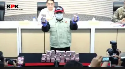 Barang bukti uang tunai Rp850 juta yang ditampilkan KPK dari hasil OTT hakim Pengadilan Negeri Depok, Jawa Barat