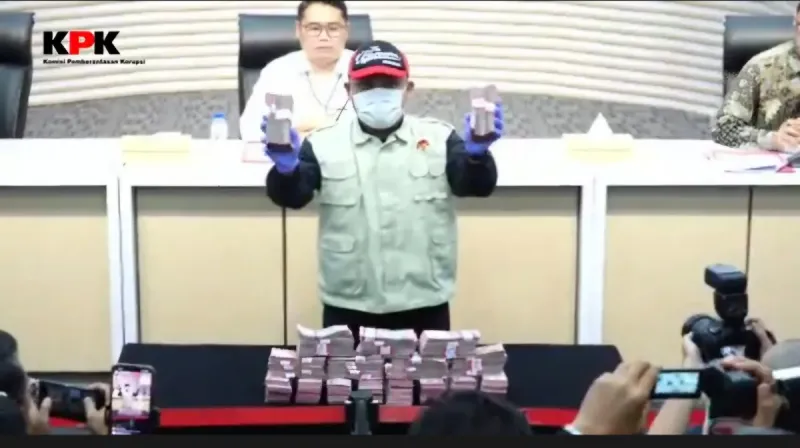 Barang bukti uang tunai Rp850 juta yang ditampilkan KPK dari hasil OTT hakim Pengadilan Negeri Depok, Jawa Barat
