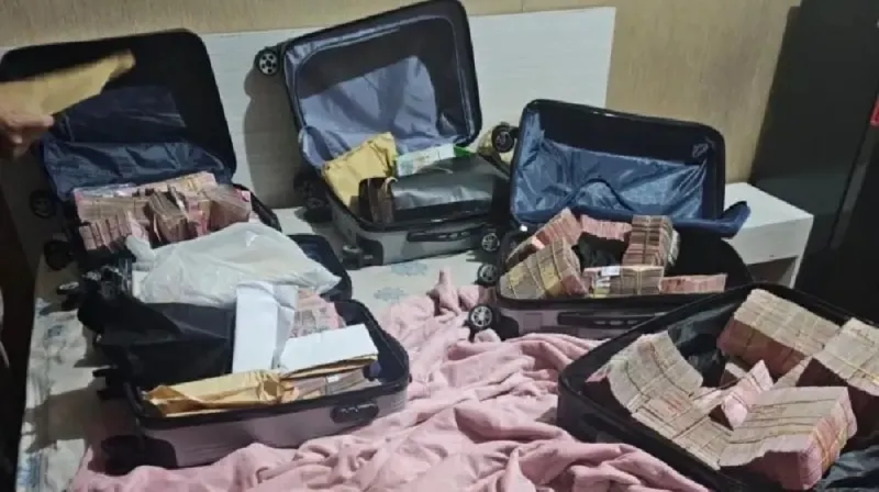 Lima koper berisi uang tunai sebagai barang bukti yang disita KPK dalam kasus dugaan suap dan gratifikasi impor barang KW di Direktorat Jenderal Bea dan Cukai.