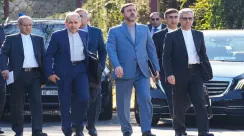 Anggota tim negosiasi Iran berjalan memasuki kediaman Duta Besar Oman di Jenewa, Swiss, untuk mengikuti putaran ketiga perundingan nuklir dengan Amerika Serikat pada 26 Februari 2026.