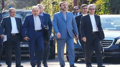 Anggota tim negosiasi Iran berjalan memasuki kediaman Duta Besar Oman di Jenewa, Swiss, untuk mengikuti putaran ketiga perundingan nuklir dengan Amerika Serikat pada 26 Februari 2026.