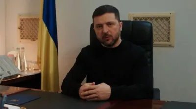 Presiden Ukraina Volodymyr Zelenskyy berbicara dalam pidato yang disiarkan televisi di Kyiv pada peringatan empat tahun invasi Rusia ke Ukraina.