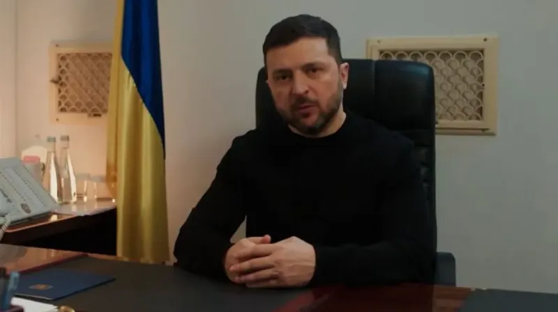 Presiden Ukraina Volodymyr Zelenskyy berbicara dalam pidato yang disiarkan televisi di Kyiv pada peringatan empat tahun invasi Rusia ke Ukraina.