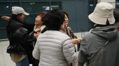 Keluarga warga Korea Selatan berpelukan di Bandara Internasional Incheon setelah kembali dari Dubai akibat konflik yang meningkat di Timur Tengah.