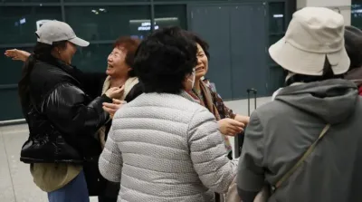 Keluarga warga Korea Selatan berpelukan di Bandara Internasional Incheon setelah kembali dari Dubai akibat konflik yang meningkat di Timur Tengah.