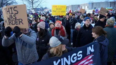 Demonstrasi di Minneapolis setelah penembakan Renee Nicole Good oleh agen ICE, dengan kehadiran polisi dan laporan penggunaan semprotan bahan kimia.