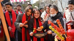 Wisatawan asing berpartisipasi dalam kegiatan budaya rakyat Festival Musim Semi di Kota Shiyan, Hubei, Tiongkok Tengah, merasakan tradisi Tahun Baru Imlek pada 9 Februari 2026.