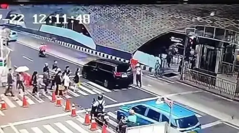 alphard melanggar pelican crossing