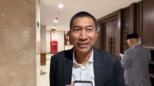 anggota komisi b dprd dki lrt pegangsaan dua