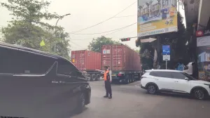 antrean truk kontener