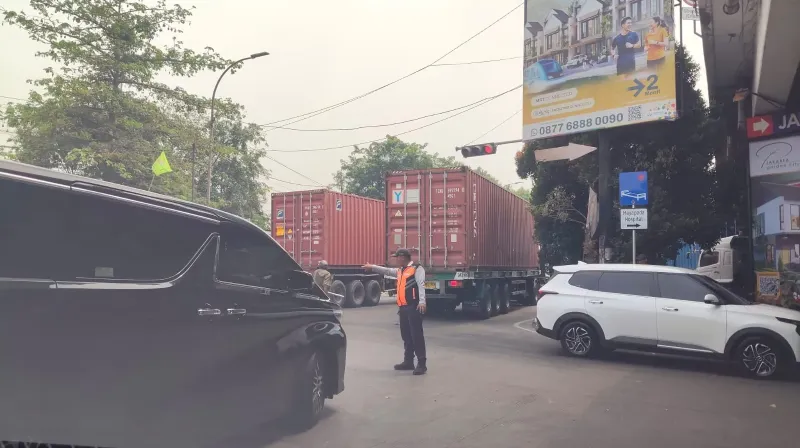 antrean truk kontener