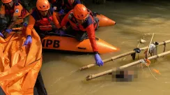 balita terseret sungai