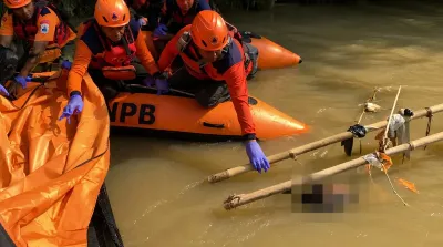 balita terseret sungai