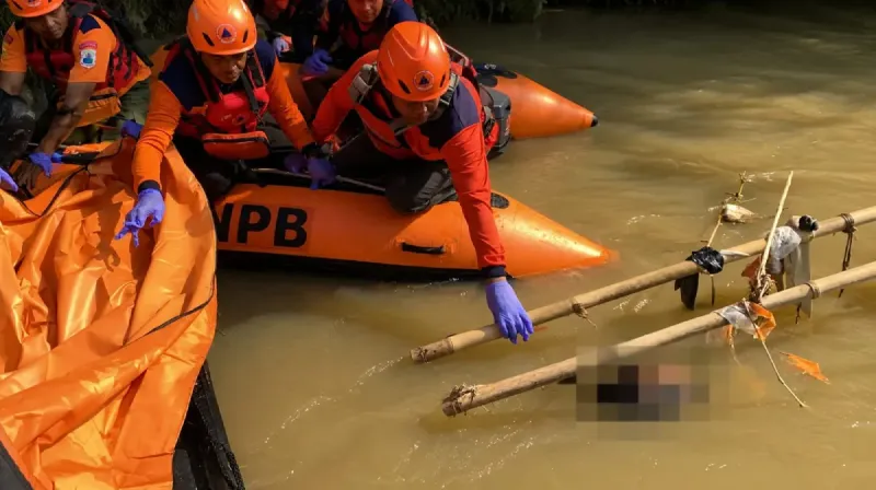 balita terseret sungai