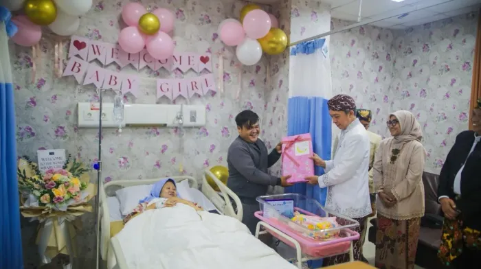 Wali Kota Bogor Dedie A. Rachim menyerahkan akta kelahiran dan KIA kepada bayi yang lahir tepat pada Hari Jadi Bogor ke-544 di RS Ummi. Foto: Hallonews/yopy