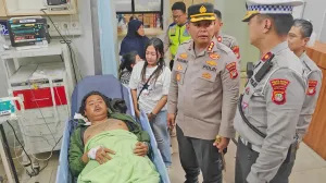 kapolrestro bekasi menjenguk korban kecelakaan