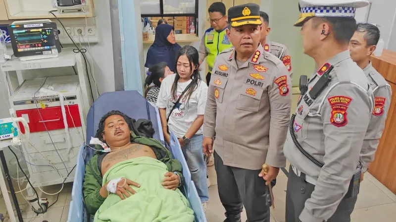 kapolrestro bekasi menjenguk korban kecelakaan