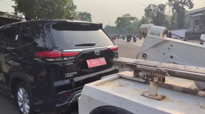 kendaraan dinas parkir liar