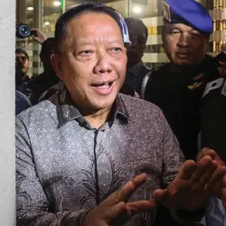 Mantan Jampidsus Kejagung Febrie Adriyansyah usai ditetapkan sebagai tersangka tampil di hadapan publik tanpa mengenakan borgol maupun rompi tahanan. Foto Dokumen Hallonews.
