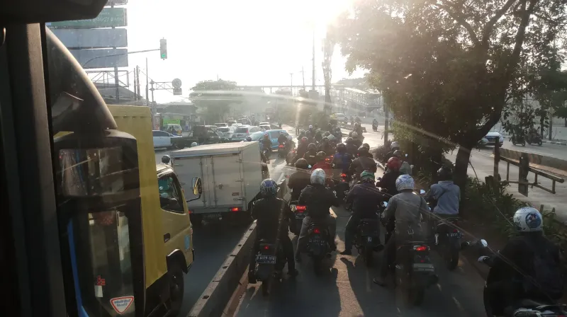 menerobos jalur transjakarta