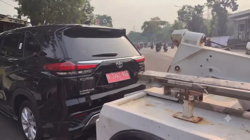 mobil dinas parkir liar revisi