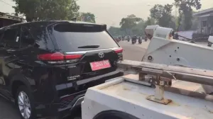 mobil dinas parkir liar