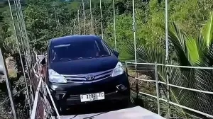 mobil nekat lintasi jembatan gantung