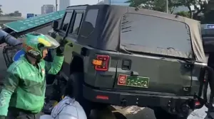 mobil tni nabrak