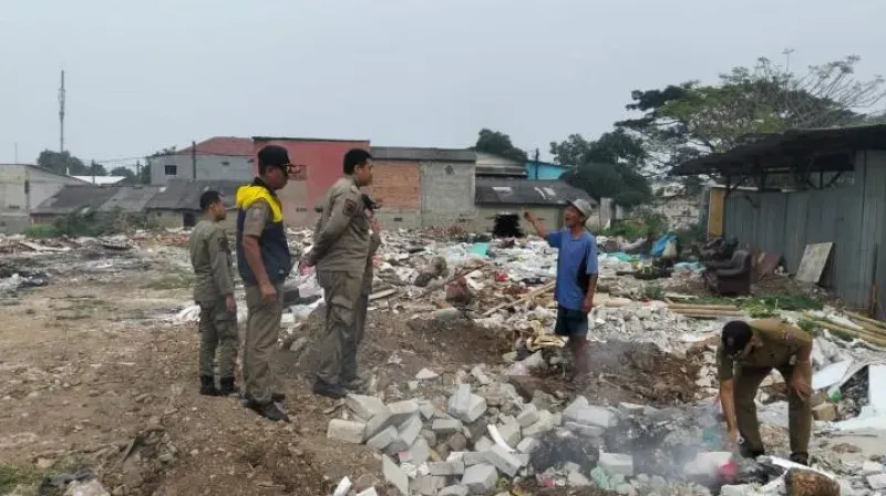 nekat bakar sampah