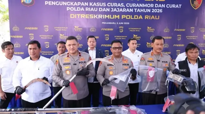 Wakapolda Riau Brigjen Pol Hengki Haryadi pengungkapan hasil kerja terpadu jajaran Polda Riau dan Polres dalam menekan tindak pidana kejahatan jalanan. Foto: Humas Polri for Hallonews