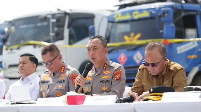 Kapolda Sumsel Irjen Pol Sandi Nugroho menggelar konferensi pers di UPPKB Kertapati atau Terminal Timbangan Kramasan, Palembang, Senin (27/7/2026). Foto Humas Polri for Hallonews