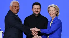 Presiden Komisi Eropa Ursula von der Leyen dan Presiden Dewan Eropa António Costa berdiri di samping Presiden Ukraina Volodymyr Zelenskyy dalam pertemuan di Kyiv pada peringatan empat tahun invasi Rusia.