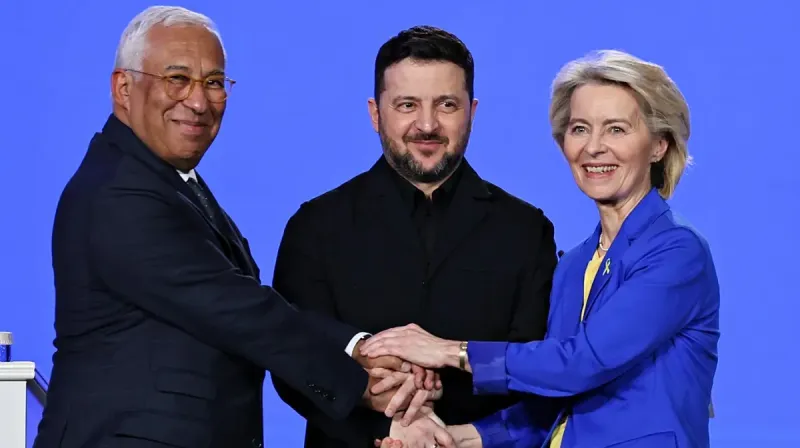 Presiden Komisi Eropa Ursula von der Leyen dan Presiden Dewan Eropa António Costa berdiri di samping Presiden Ukraina Volodymyr Zelenskyy dalam pertemuan di Kyiv pada peringatan empat tahun invasi Rusia.