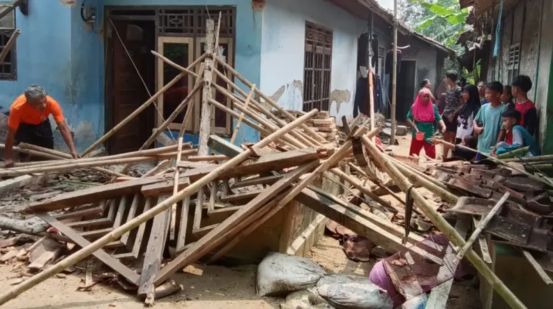 rumah ambruk lebak