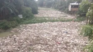 sampah menumpuk di sungai