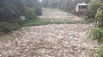 sampah menumpuk di sungai