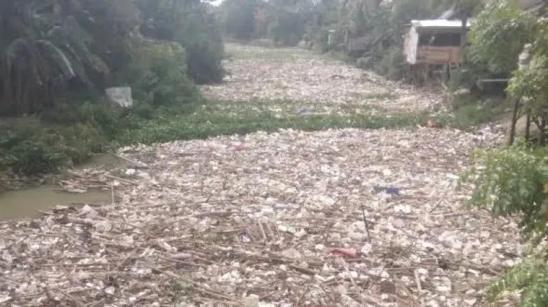 sampah menumpuk di sungai