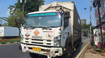 truk kecelakaan unisma 1