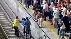 wanita jatuh rel manggarai